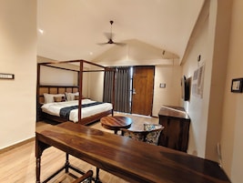 Quarto premium, 1 cama King, vista para a piscina | Escrivaninha, Wi-Fi de cortesia