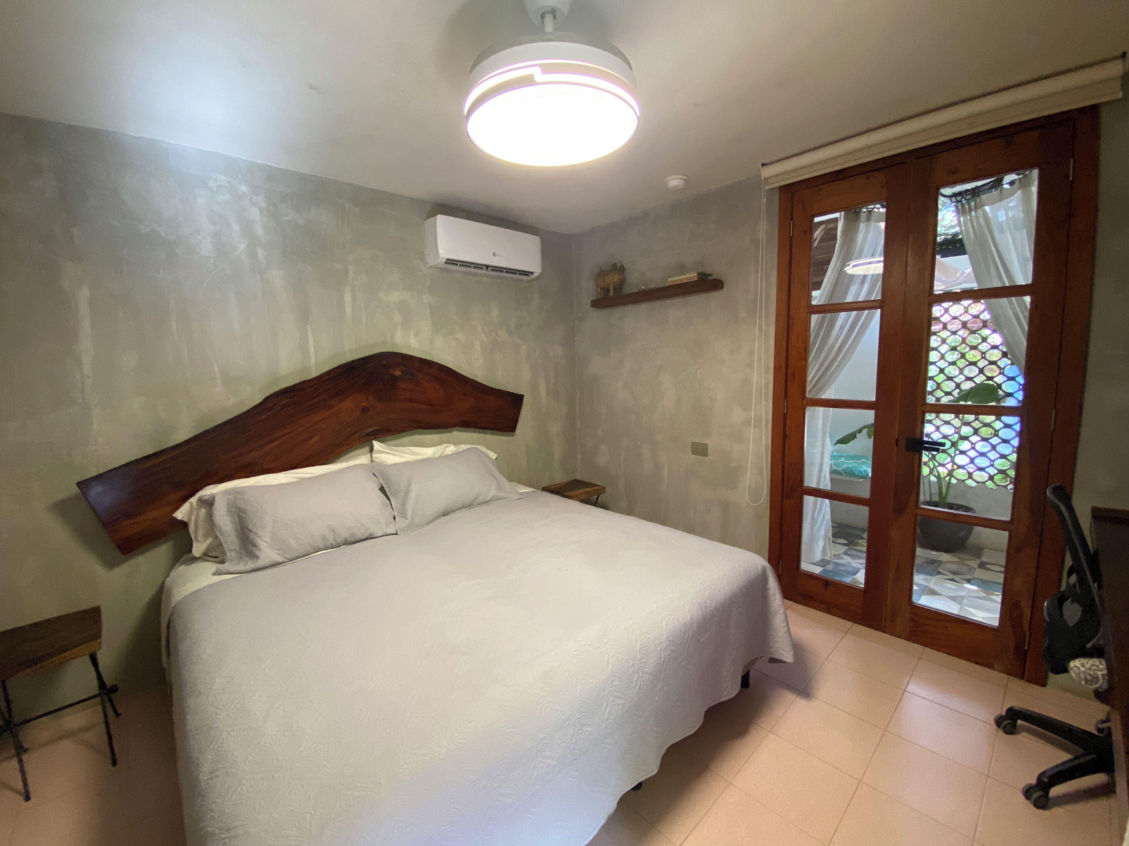 1 soverom, skrivebord, wi-fi (inkludert) og sengetøy