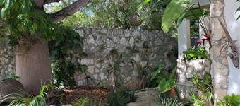 Tropical Garden Stay Just Minutes from Airport