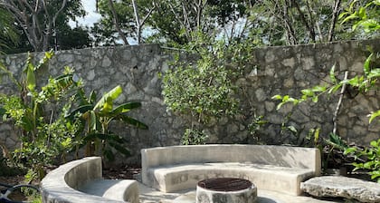 Tropical Garden Stay Just Minutes from Airport