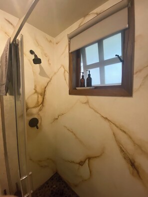 Een douche, een haardroger, handdoeken, zeep