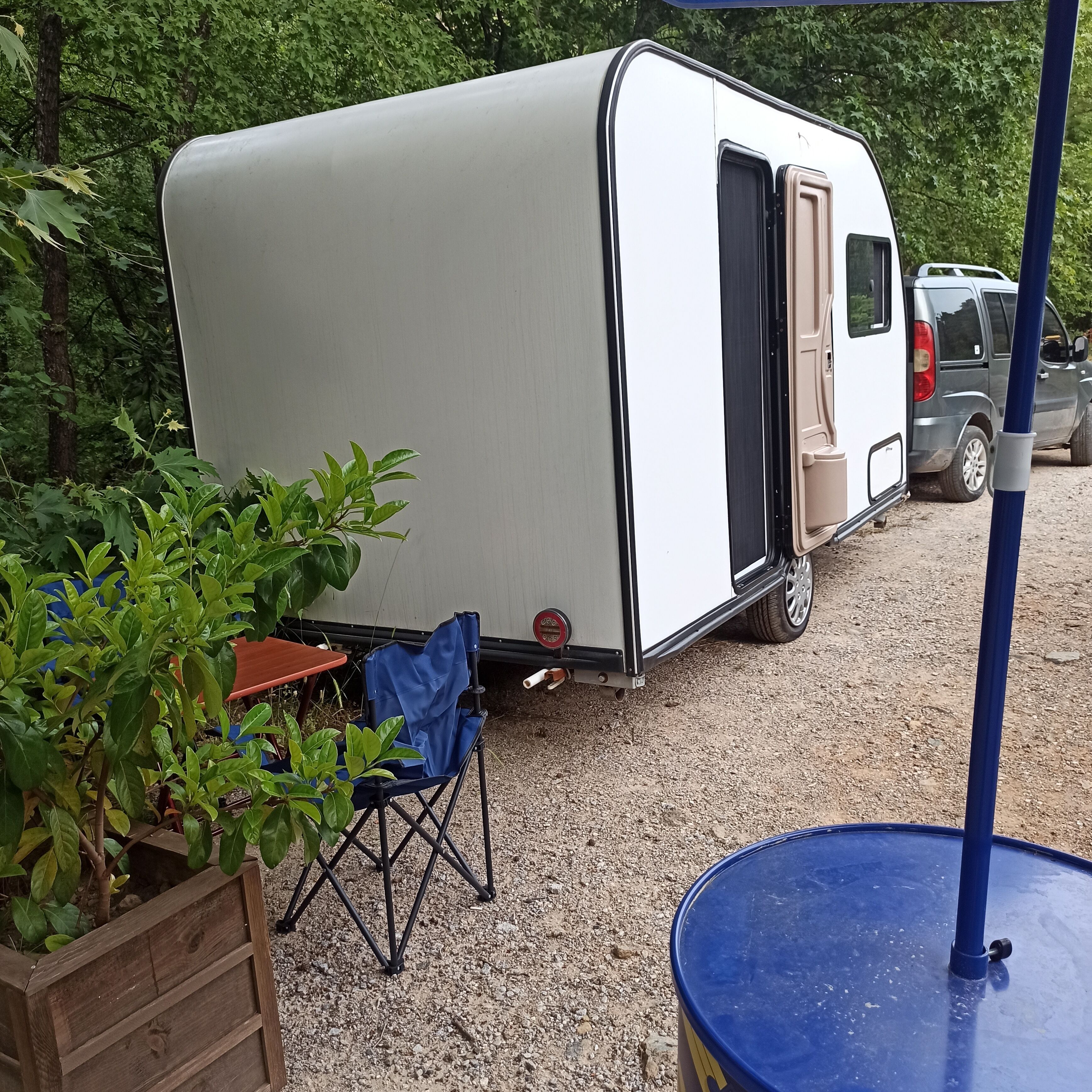 Gemeinsamer Basic-Schlafsaal | Schreibtisch, Verdunkelungsvorhänge