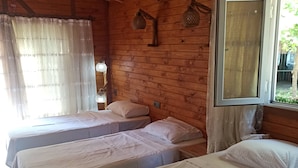 Familietrehytte, hageutsikt