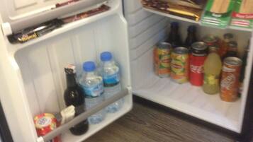 Chambre Triple Standard, vue jardin | Bureau, rideaux occultants