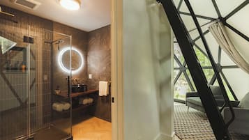Douche, sèche-cheveux, serviettes fournies, shampoing