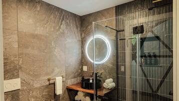 Suihku, hiustenkuivaaja, pyyhkeet