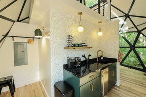 Mikrowelle, Wasserkocher mit Kaffee-/Teezubehör, Toaster