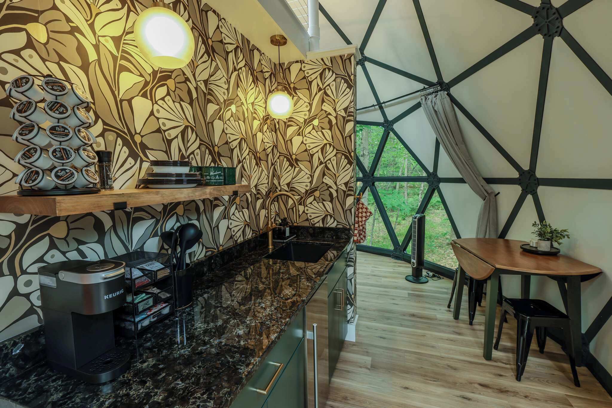 Een magnetron, een koffiezetapparaat/waterkoker, een broodrooster