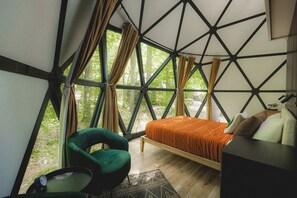 2 bedrooms, travel crib, WiFi, bed sheets - Unique dome w/ huge window to the woods - 06 (Freeport)