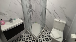 Comfort Double Room, Garden View | Bathroom | Shower, free toiletries, towels, soap - East Halton Hotel (East Halton)