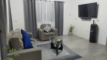 Una Smart TV, un reproductor estéreo