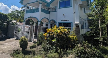 Charming apartment with AC and WiFi in superb Anahawan