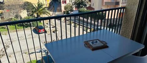 تناول الطعام بالخارج