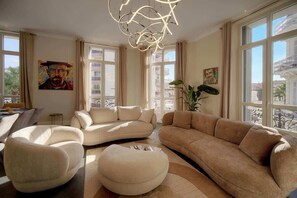 Smart TV, stereo - Beletage  5 BDR 4 Bath Cannes Center Garage AC (Cannes)