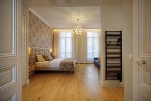 5 bedrooms, iron/ironing board, free WiFi, bed sheets