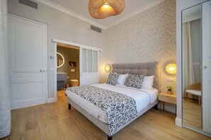 5 bedrooms, desk, iron/ironing board, travel cot
