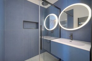 Een haardroger, handdoeken