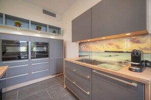 Fridge, oven, stovetop, dishwasher