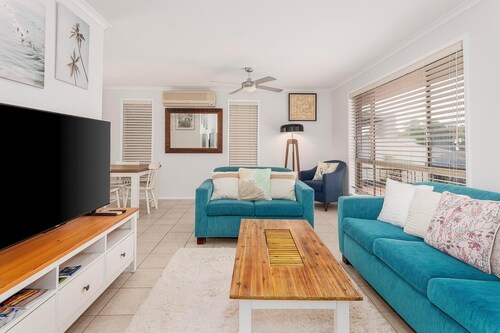 Pet friendly Gold Coast holiday home, Sleeps 7, 10min walk to 'Wet n Wild'