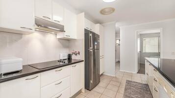 Mikrovågsugn, ugn, spishäll och diskmaskin