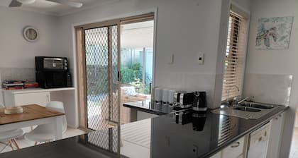 Pet friendly Gold Coast holiday home, Sleeps 7, 10min walk to 'Wet n Wild'