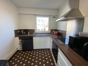 Kjøleskap, mikrobølgeovn, ovn og kokeplater