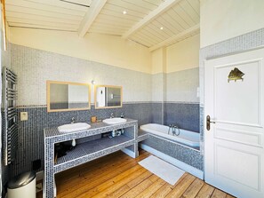 Hair dryer - Spacious 4-Bedroom House, Central Fouras, Near Beaches (Fouras)