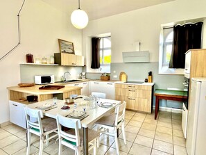 Réfrigérateur, four, cafetière/bouilloire