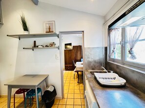 Microones, forn, placa de cuina i cafetera i tetera 