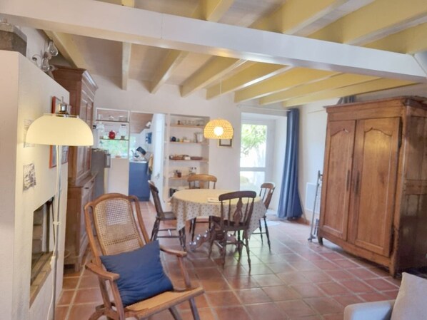 Dining - Charming fisherman's house, 4 pers, near beach, Saint-Gildas-de-Rhuys, wifi (Saint-Gildas-de-Rhuys)