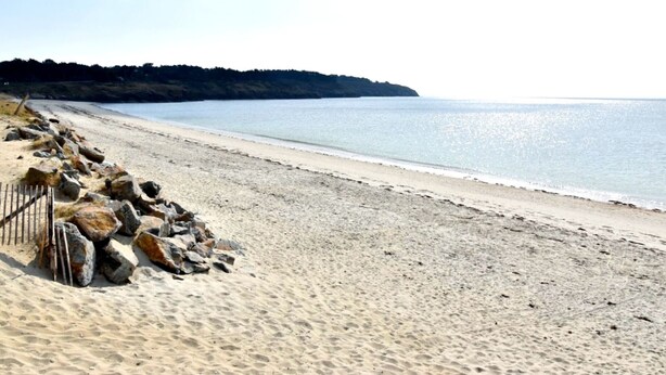 A sandy beach with a rocky barrier and a forested hill in the background. - Charming fisherman's house, 4 pers, near beach, Saint-Gildas-de-Rhuys, wifi (Saint-Gildas-de-Rhuys)