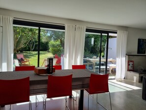 Dining - Architect house, quiet, 9 people, near beach, Arzon (Arzon)