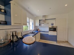 Køleskab, mikrobølgeovn, ovn, kogeplade