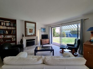 TV, fireplace