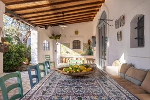 Outdoor dining - Masseria La Pigna (Fasano)