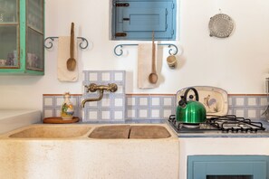 Geladeira, cooktop, cafeteira/chaleira, chaleira elétrica