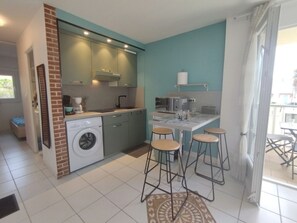 Mikrowelle, Herdplatte, Wasserkocher mit Kaffee-/Teezubehör, Toaster