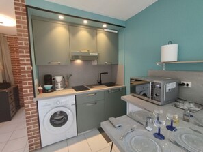 Microwave, stovetop, coffee/tea maker, toaster - T2 Saint-Pierre-La-Mer - Parking - 3/4 people (Unknown)