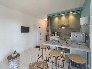 Microwave, stovetop, coffee/tea maker, toaster - T2 Saint-Pierre-La-Mer - Parking - 3/4 people (Unknown)