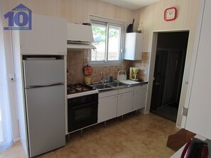 Kühlschrank, Mikrowelle, Ofen, Wasserkocher mit Kaffee-/Teezubehör