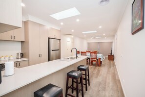 Mikrowelle, Ofen, Herdplatte, Geschirrspüler