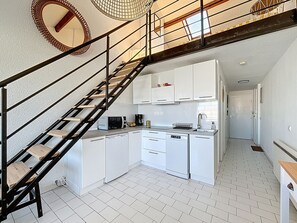 Kühlschrank, Mikrowelle, Herdplatte, Geschirrspüler