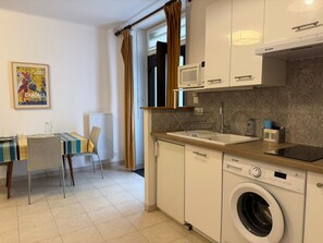 Fridge, microwave, stovetop, coffee/tea maker - Charming 4-person apartment in city center, near beach (Banyuls-sur-Mer)