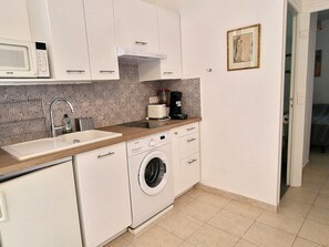 Refrigerador, microondas, parrilla de estufa y cafetera y tetera