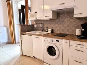 Kühlschrank, Mikrowelle, Herdplatte, Wasserkocher mit Kaffee-/Teezubehör