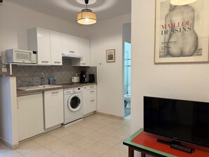 Fridge, microwave, stovetop, coffee/tea maker - Charming 4-person apartment in city center, near beach (Banyuls-sur-Mer)
