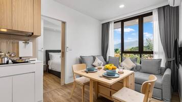 Appartement, non-fumeurs, balcon | Restauration dans la chambre