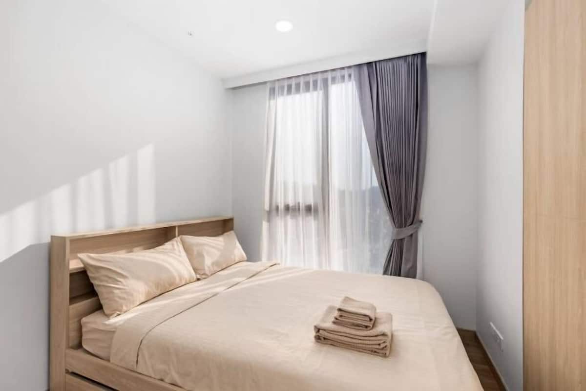 Desk, soundproofing, free cribs/infant beds, free WiFi