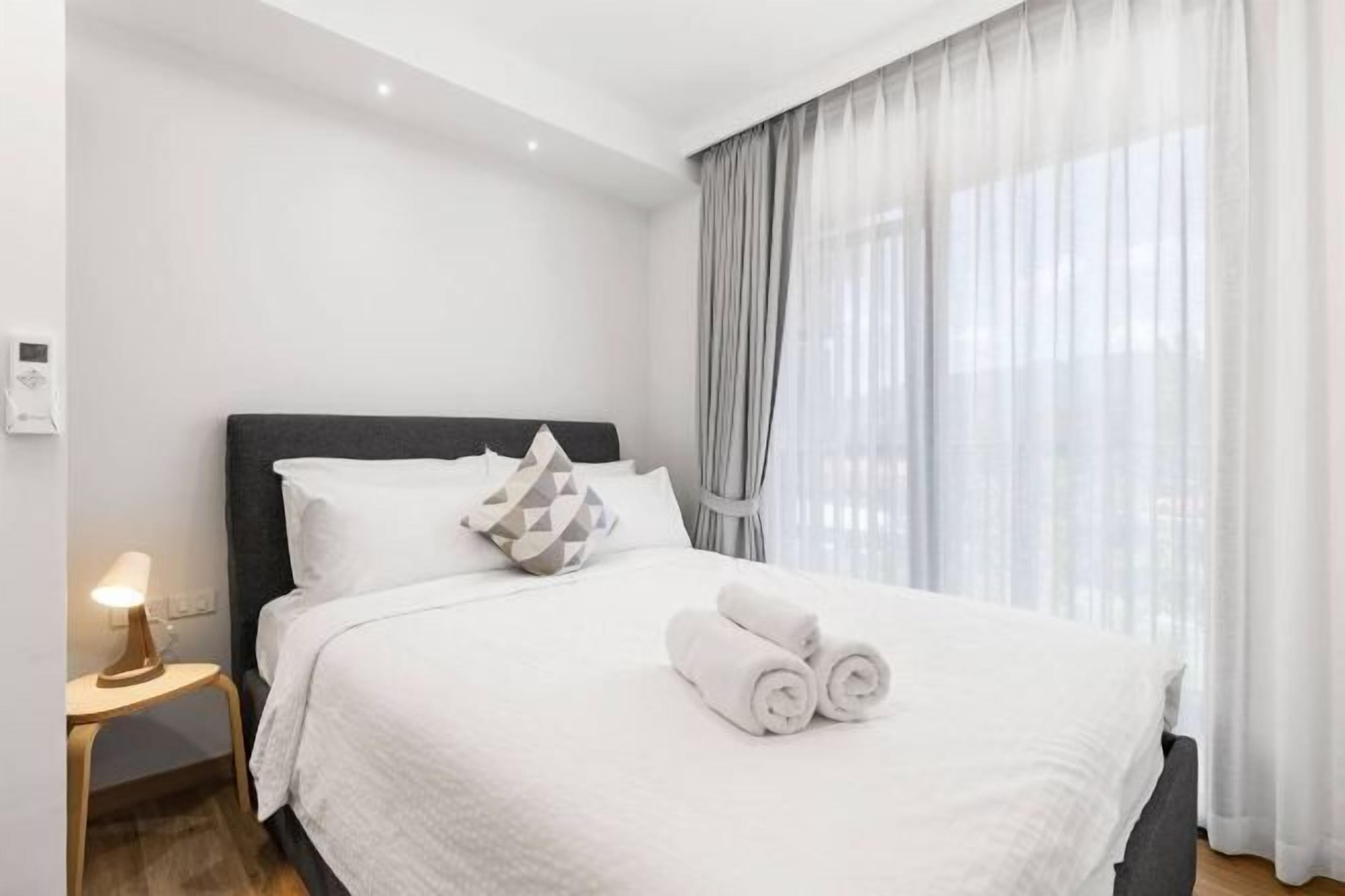 Desk, soundproofing, free cots/infant beds, free WiFi