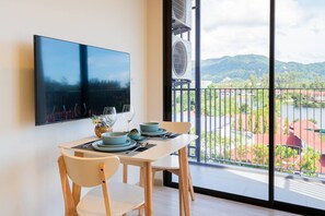 Standard Apartment, Non Smoking, Balcony | In-room dining